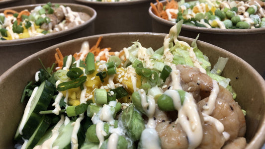 Poke bol de crevettes épicées et mangues